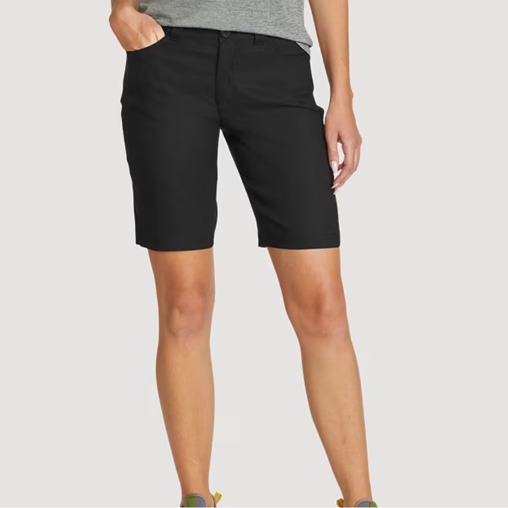 EXCELLENT CONDITION WOMEN’S SIZE 6 BLACK TAIL BERMUDA SHORTS